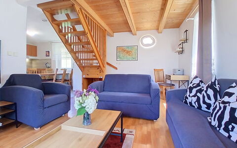 Holiday Hill 28: Mobilia, Pavimentazione, Interior Design, Pavimento, Legna, Divano, Camera, Soffitto, Tavolo, Soggiorno