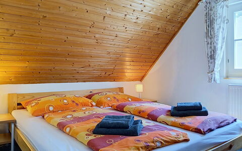 Holiday Hill 28: Camera Da Letto, Casa, Lenzuolo, Letto, Bedding, Telaio Del Letto, Latifoglie, Biancheria, Color Legno, Cuscino