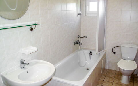 Holiday Hill 28: Bagno, Proprietà, Camera, Parete, Rubinetto, Idraulico Fixture, Piastrella, Gabinetto, Toilet Seat, Pavimento