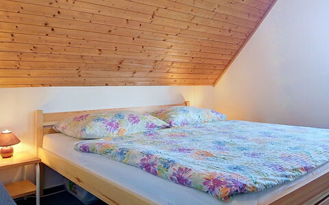 Holiday Hill 32: Letto, Camera Da Letto, Legna, Bedding, Lenzuolo, Interior Design, Pavimentazione, Pavimento, Camera, Telaio Del Letto