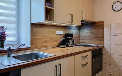 Holiday Hill 32: Controsoffitto, Cabinetry, Elettrodomestico Da Cucina, Cucina, Legna, Pavimentazione, Mobilia, Interior Design, Apparecchio Major, Elettrodomestico