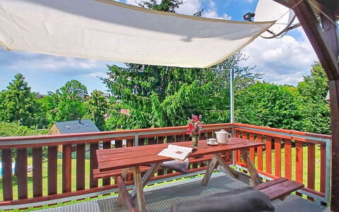 Holiday Hill 32: Mobili Da Esterno, Shade, Portico, Tavolo Esterno, Deck, Sedia, Struttura Esterna, Terrazza, Backyard, Color Legno