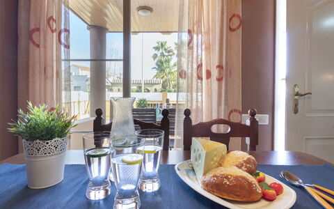 Lorena: Camera, Proprietà, Interior Design, Brunch, Tavolo, Sala Da Pranzo, Mobilia, Prima Colazione, Casa, Tenda