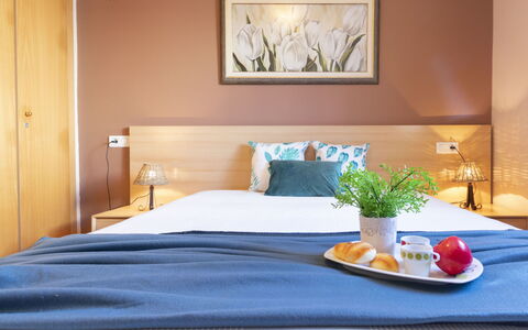 Lorena: Camera Da Letto, Letto, Mobilia, Camera, Proprietà, Lenzuolo, Interior Design, Suite, Materasso, Telaio Del Letto