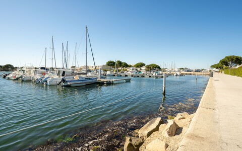 Isle Catherine: Acqua, Giorno, Cielo, Costruzione, Azzurro, Piscina, Tempo Libero, Rettangolo, Materiale Composito, Urban Design
