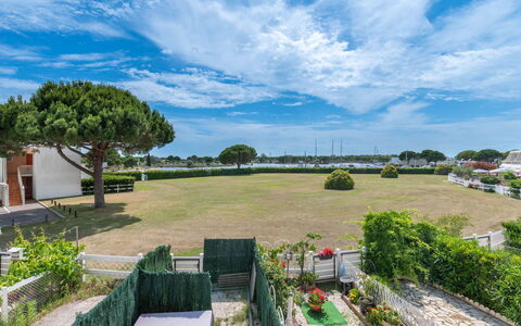 Isle Catherine: Acqua, Giorno, Cielo, Costruzione, Azzurro, Piscina, Tempo Libero, Rettangolo, Materiale Composito, Urban Design