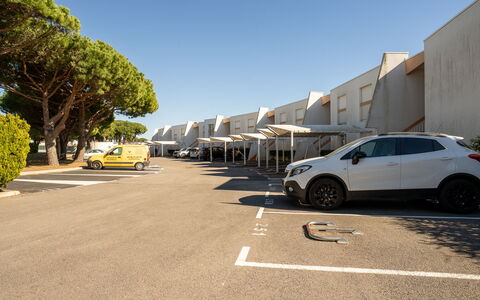 Isle Catherine: Acqua, Giorno, Cielo, Costruzione, Azzurro, Piscina, Tempo Libero, Rettangolo, Materiale Composito, Urban Design