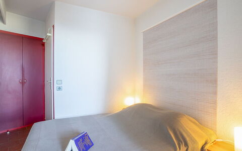Le Grand Large: Camera, Camera Da Letto, Letto, Proprietà, Lenzuolo, Mobilia, Materasso, Parete, Bedding, Gesso