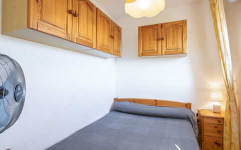 Terrasse du Soleil: Letto, Camera Da Letto, Camera, Mobilia, Proprietà, Interior Design, Telaio Del Letto, Parete, Pavimento, Casa