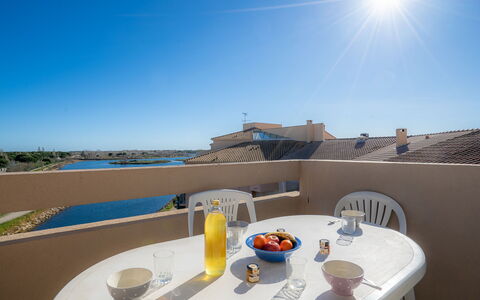 Terrasse du Soleil: Tavolo, Cielo, Tavola, Giorno, Proprietà, Mobilia, Acqua, Luce, Azzurro, Costruzione