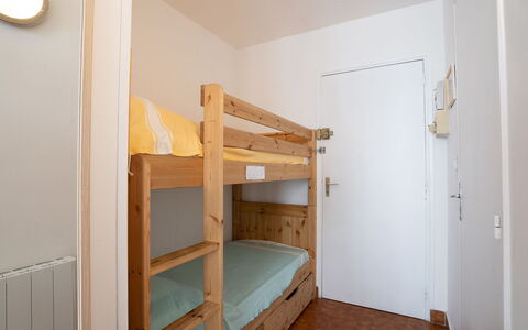 Saint Patrick: Camera, Letto, Proprietà, Mobilia, Letto A Castello, Ostello, Casa, Costruzione, Pavimento, Camera Da Letto