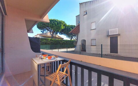 Saint Patrick: Zona Residenziale, Casa, Balcone, Appartamento, Shade, Illuminazione Diurna, Color Legno