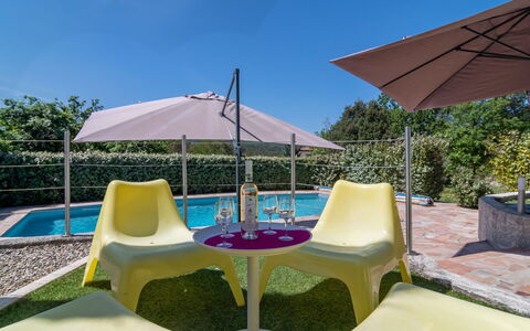 Bois D'Astros: Cielo, Mobilia, Tavolo, Costruzione, Acqua, Pianta, Piscina, Sedia, Albero, Lettino