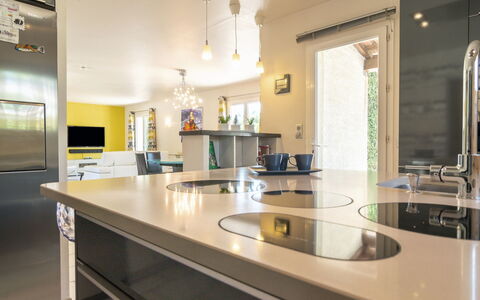 Bois D'Astros: Cabinetry, Controsoffitto, Mobilia, Costruzione, Elettrodomestico Da Cucina, Lavello, Cucina, Tavolo, Rubinetto, Casa