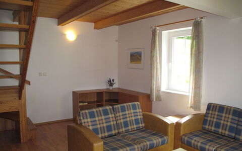 Holiday Hill 36: Mobilia, Proprietà, Divano, Tavolo, Comfort, Legna, Finestra, Illuminazione, Interior Design, Architettura