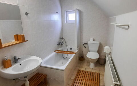 Holiday Hill 47: Rubinetto, Idraulico Fixture, Lavello, Lavandino Del Bagno, Proprietà, Vasca Da Bagno, Costruzione, Legna, Bagno, Specchio