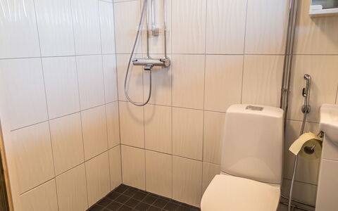 Venuskukkula: Toilet Seat, Bagno, Gabinetto, Idraulico Fixture, Pavimentazione, Pavimento, Interior Design, Idraulico, Piastrella, Camera