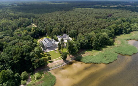 Manowce Palace: Albero, Waterway, Banca, Estate, Paesaggio, Alveo, Casa, Dimora, Canale, Visione Globale