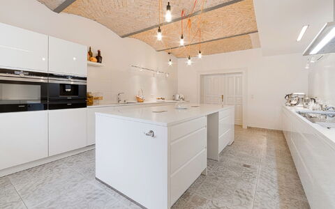 Manowce Palace: Cucina, Pavimentazione, Interior Design, Controsoffitto, Legna, Soffitto, Pavimento, Lampada, Illuminazione, Cabinetry