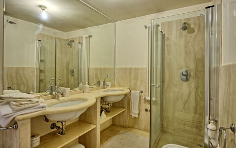 Palazzo Del Capitano: Bagno, Camera, Proprietà, Idraulico Fixture, Interior Design, Parete, Bagno Accessorio, Costruzione, Immobiliare, Casa