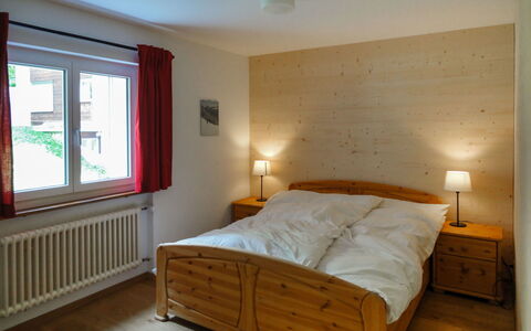 Zermatt 80: Camera Da Letto, Mobilia, Letto, Camera, Lenzuolo, Pavimento, Proprietà, Materasso, Telaio Del Letto, Pavimento In Legno