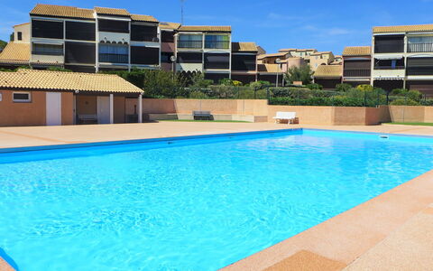 Saint Pierre la Mer 110: Acqua, Cielo, Pianta, Costruzione, Piscina, Azzurro, Shade, Rettangolo, Casa, Corpo D'Acqua