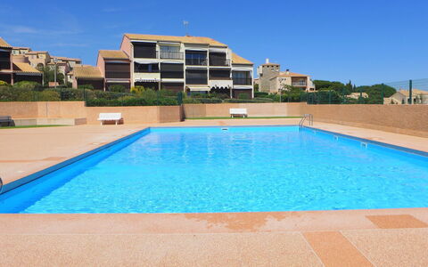 Saint Pierre la Mer 110: Acqua, Cielo, Proprietà, Piscina, Costruzione, Azzurro, Rettangolo, Pianta, Shade, Corpo D'Acqua