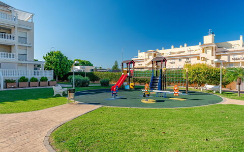 Dénia 479: Spazio Pubblico, Urban Design, Prato, Erba Sintetica, Landscaping, Parco, Giardino, Estate, Cortile