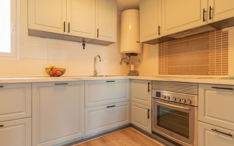 Dénia 479: Cucina, Cabinetry, Controsoffitto, Elettrodomestico Da Cucina, Interior Design, Pavimentazione, Legna, Apparecchio Major, Mobilia, Credenza