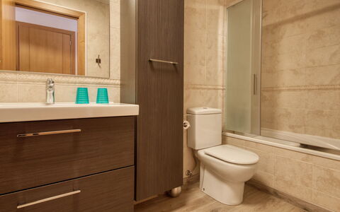 Dénia 479: Bagno, Camera, Proprietà, Pavimento, Interior Design, Piastrella, Lavello, Mobilia, Rubinetto, Architettura
