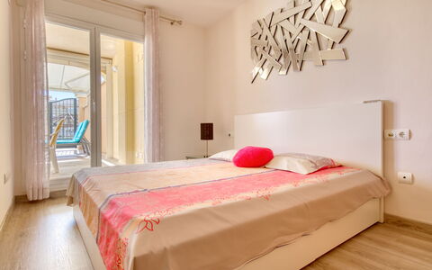 Dénia 479: Camera Da Letto, Letto, Mobilia, Camera, Proprietà, Interior Design, Parete, Telaio Del Letto, Lenzuolo, Rosa