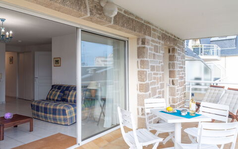 Quiberon 123: Tavolo, Mobilia, Divano, Costruzione, Azzurro, Legna, Interior Design, Sedia, Soggiorno, Pavimentazione