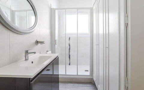Saint Palais sur Mer 148: Bagno, Camera, Bianca, Proprietà, Pavimento, Interior Design, Piastrella, Architettura, Soffitto, Costruzione