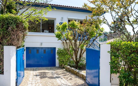 Saint Palais sur Mer 148: Pianta, Proprietà, Cielo, Costruzione, Albero, Porta, Shade, Giallo, Lotto