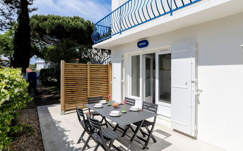 Saint Palais sur Mer 148: Pianta, Cielo, Costruzione, Tavolo, Finestra, Porta, Shade, Tavolo Esterno, Nube, Sedia