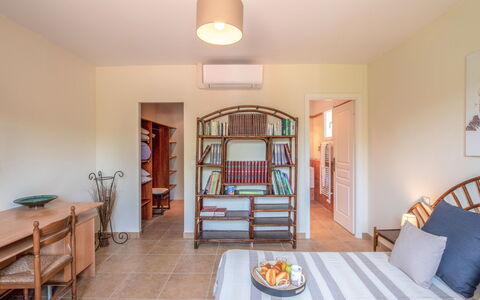 Muratello: Tavolo, Mobilia, Cabinetry, Proprietà, Libreria, Sedia, Cassetto, Legna, Mensola, Cassettiera