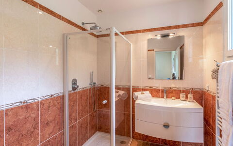 Muratello: Specchio, Costruzione, Idraulico Fixture, Rubinetto, Bagno, Lavello, Legna, Interior Design, Pavimentazione, Comfort