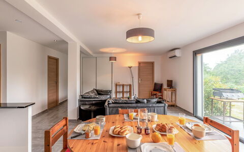 Paoli: Tavolo, Mobilia, Proprietà, Tavola, Divano, Sedia, Legna, Cucina & Sala Da Pranzo Tavolo, Illuminazione, Interior Design