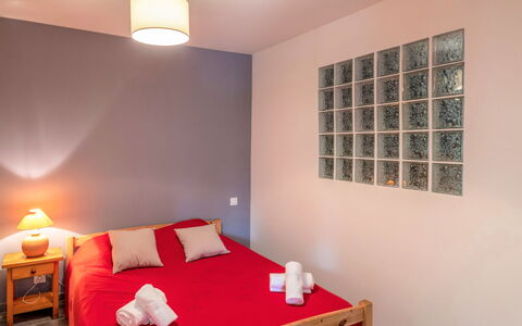 Paoli: Costruzione, Mobilia, Comfort, Legna, Illuminazione, Interior Design, Cuscino, Shade, Telaio Del Letto