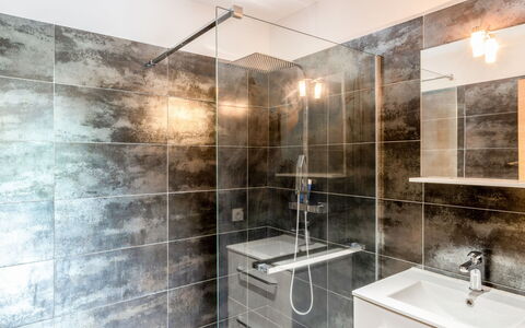 Paoli: Costruzione, Rubinetto, Lavello, Idraulico Fixture, Cabinetry, Casa, Illuminazione, Specchio, Bagno, Interior Design