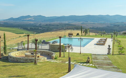 Villa Massimiliano: Cielo, Montagna, Acqua, Nube, Shade, Lotto, Erba, Piscina, Paesaggio Naturale, Pianta
