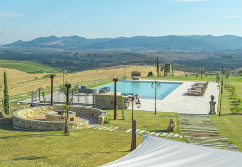 Villa Massimiliano: Cielo, Montagna, Acqua, Nube, Shade, Lotto, Erba, Piscina, Paesaggio Naturale, Pianta