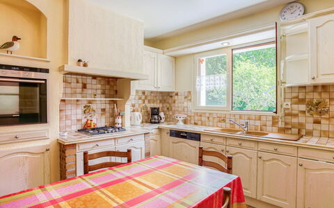 Coët a Tous: Proprietà, Camera, Mobilia, Controsoffitto, Cabinetry, Cucina, Interior Design, Pavimento, Costruzione, Casa