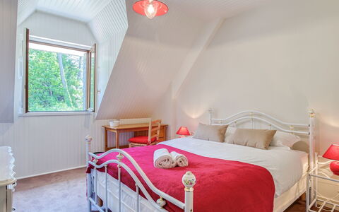 Coët a Tous: Camera Da Letto, Letto, Camera, Mobilia, Proprietà, Lenzuolo, Telaio Del Letto, Rosso, Bedding, Interior Design