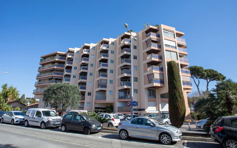 Le Baccara: Cielo, Acqua, Nube, Proprietà, Pianta, Tavolo, Costruzione, Sedia, Shade, Interior Design