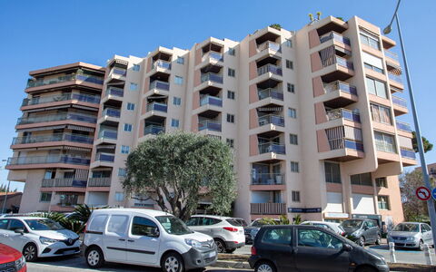 Le Baccara: Cielo, Acqua, Nube, Proprietà, Pianta, Tavolo, Costruzione, Sedia, Shade, Interior Design