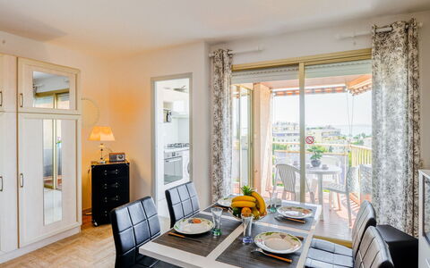 Le Baccara: Proprietà, Mobilia, Tavolo, Sedia, Cornice, Interior Design, Soggiorno, Porta, Legna, Pavimento