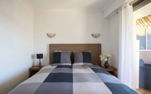 Cagnes-Sur-Mer 137: Letto, Mobilia, Bedding, Camera Da Letto, Lenzuolo, Interior Design, Parete, Pavimento, Biancheria, Soffitto