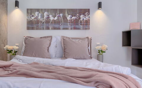 Ivanka: Camera Da Letto, Lenzuolo, Letto, Bedding, Mobilia, Camera, Telaio Del Letto, Parete, Rosa, Interior Design