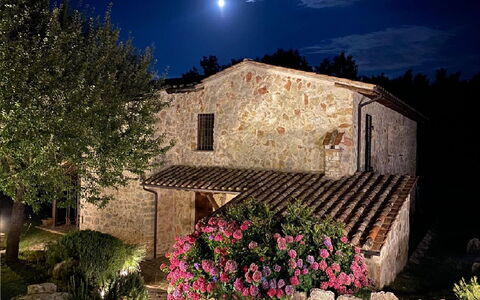 Beautiful Stone Country Villa: Cielo, Pianta, Finestra, Natura, Costruzione, Fiore, Albero, Paesaggio